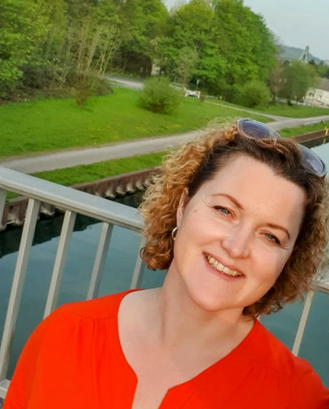 Eine l&auml;chelnde Alleinerziehende Frau im der Natur